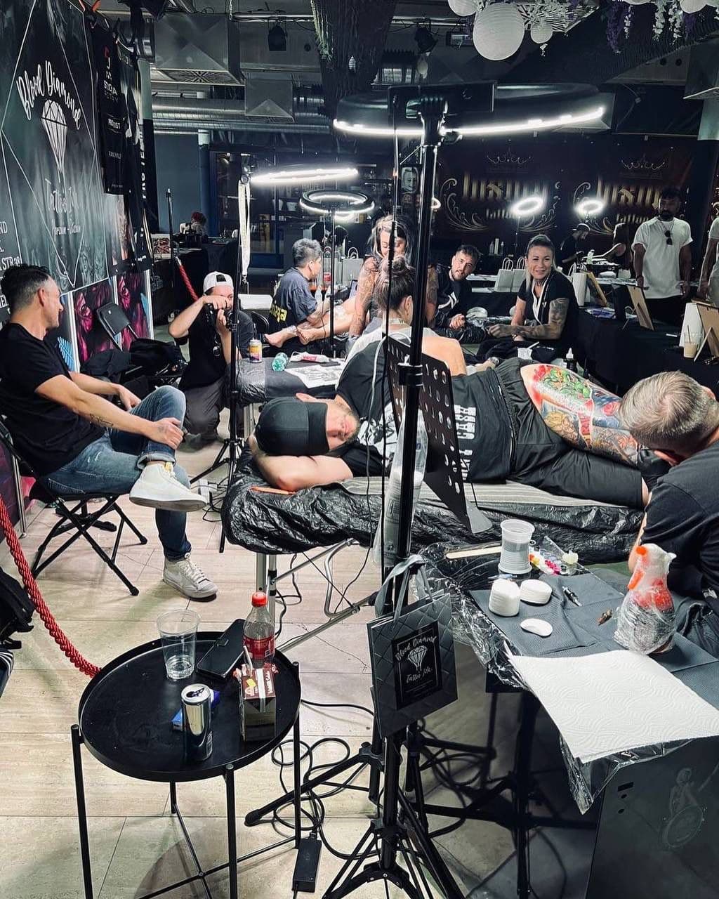 Tattoo-Arbeitsplatz mit professioneller Ausstattung und Beleuchtung.