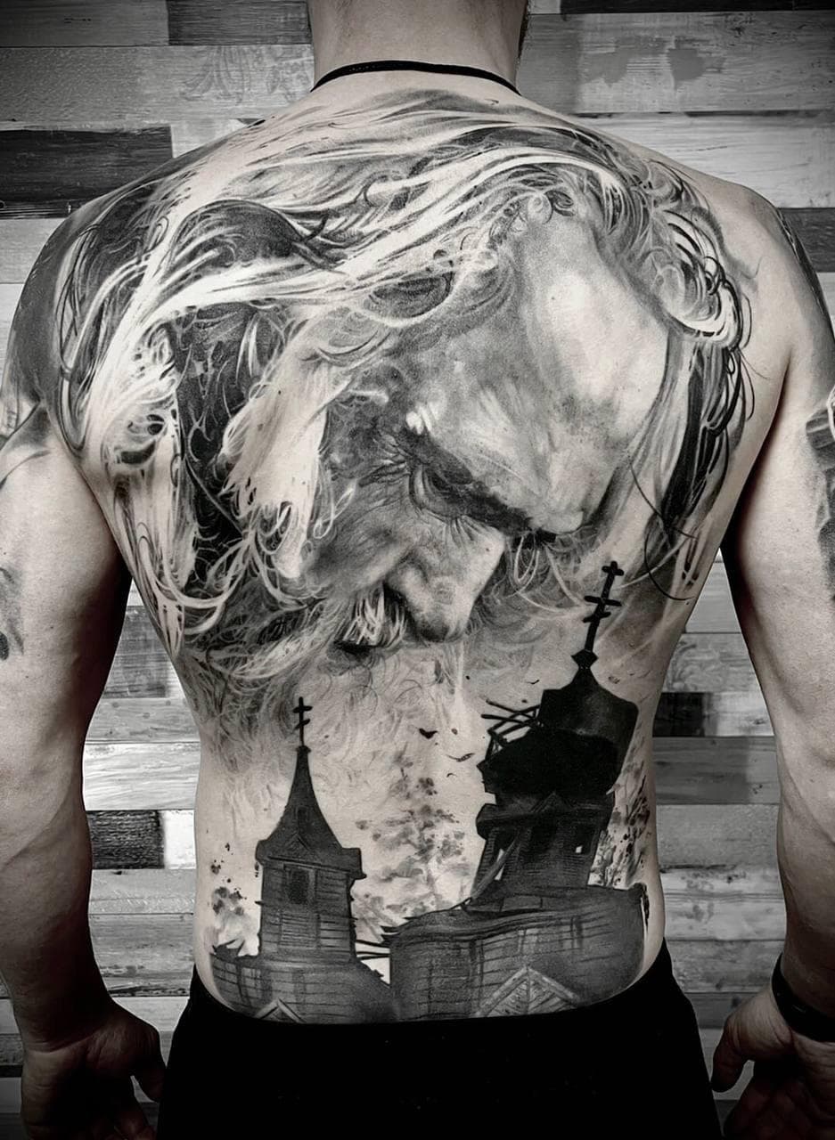 Color-Realism-Tattoo: Porträt mit Ornamenten.