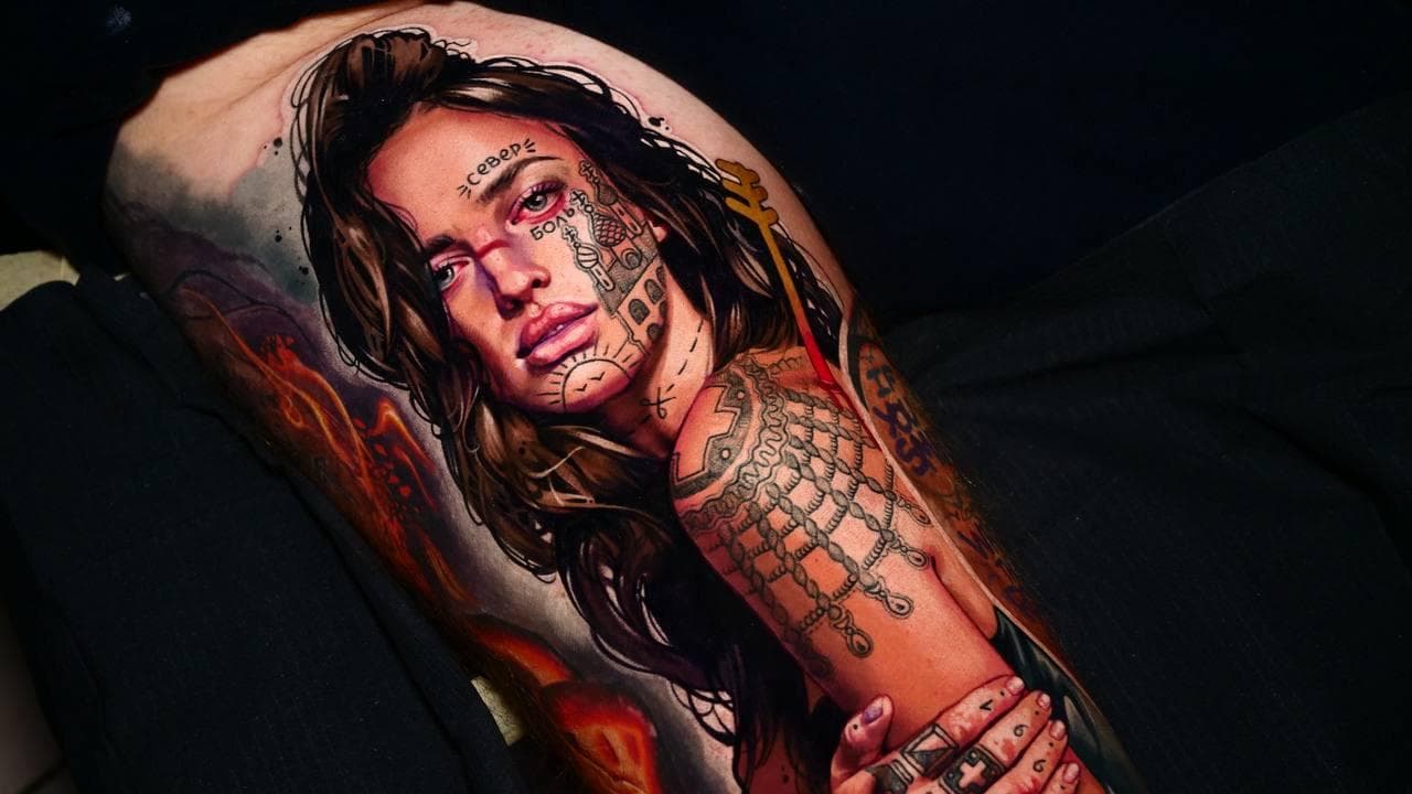 Realismus-Tattoo: Porträt mit Dornenkrone in Black & Grey.