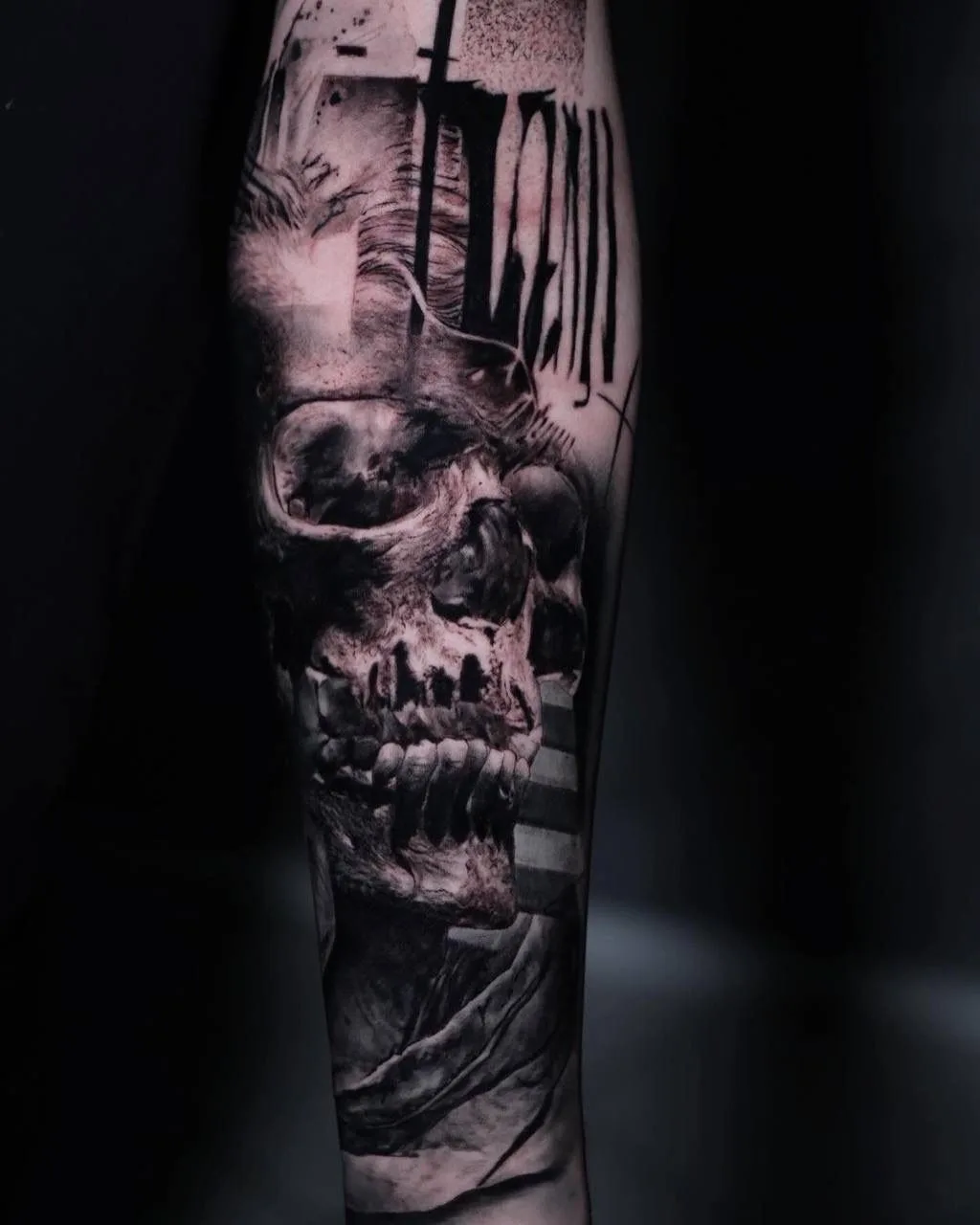 Black & Grey Tattoo – realistische Schädel-Komposition – Blood Diamond Tattoo Ink.